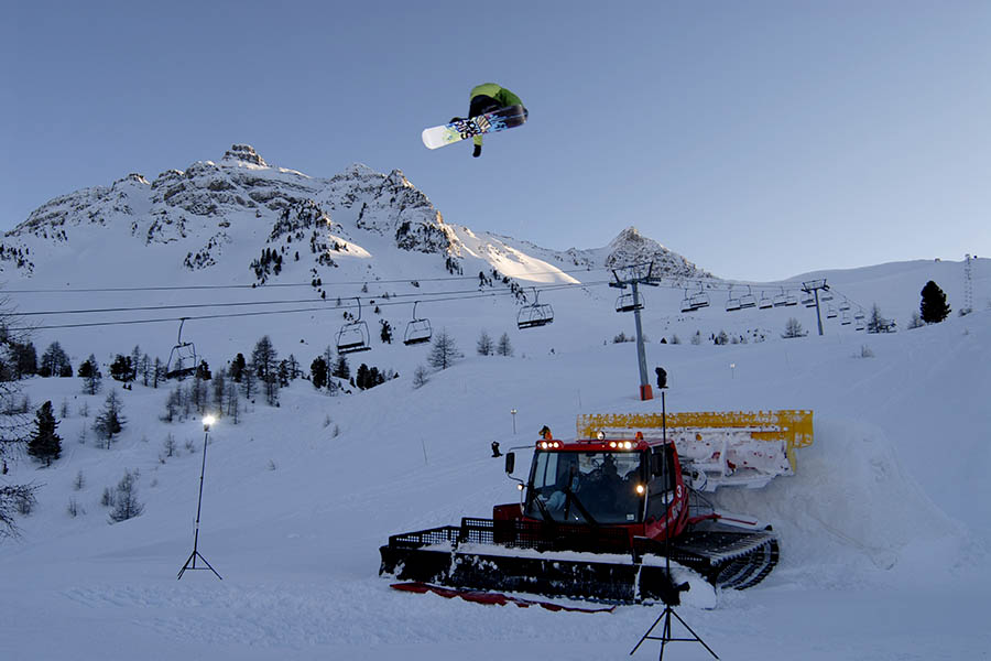 trick de snowboard frestyle à chamrousse sur le snowpark