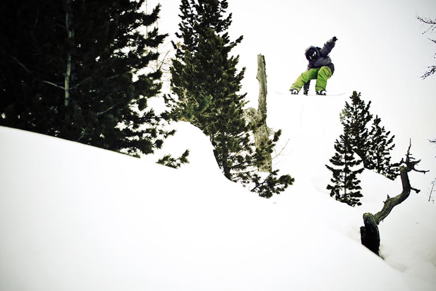 snowboard freestyle dans la poudreuse