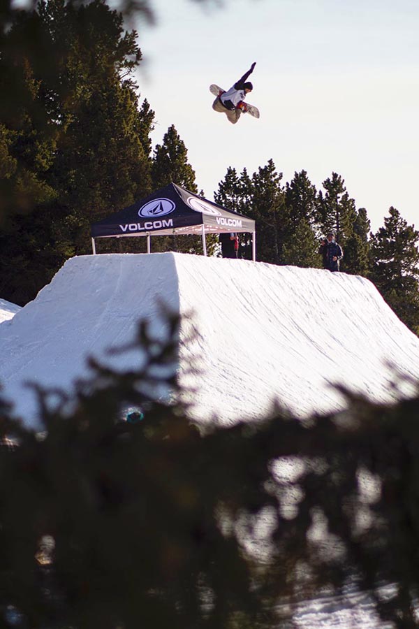 Gabriel bessy trick grab sur le snowpark de chamrousse