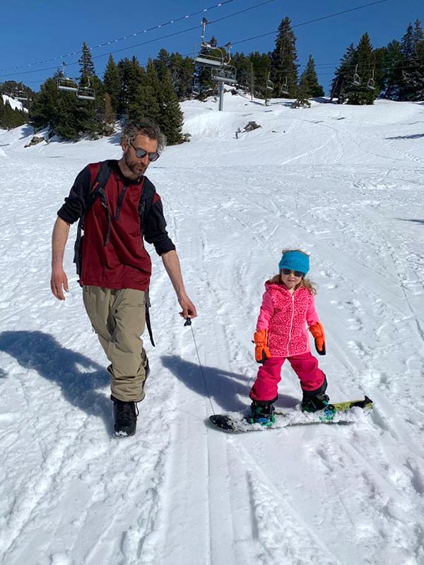 Gabriel bessy en plein cours de snowboard junior, sur la zone d'initiation