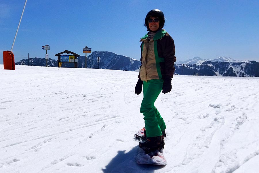 cours de snowboard au soleil, avec le sourire