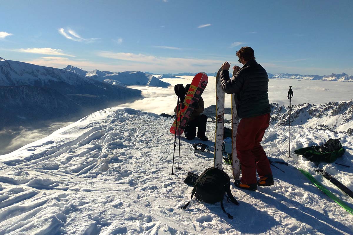 Avant le run, on prépare la planche, split-board, avec Gabriel Bessy, moniteur diplômé